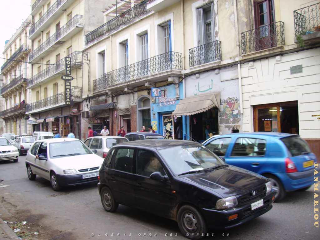 ORAN immeubles face au marche et commissariat.JPG